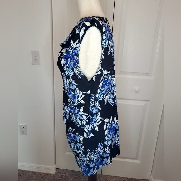 Ann Taylor Women's Large Navy Blue with flowers sleeveless blouse. - Picture 2 of 5